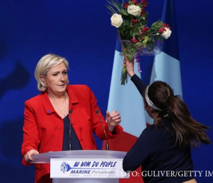 Candidata extremista Marine Le Pen, atacata cu oua in campanie. Care prezidentiabili au mai primit alimente in cap - VIDEO Candidata extremista Marine Le Pen, atacata cu oua in campanie. Care prezidentiabili au mai primit alimente in cap - VIDEO