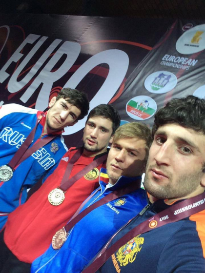 Luptatorii moldoveni de stil liber, Andrei Perpelita si Svetlana Saenko au cucerit cate o medalie de bronz la Campionatul European