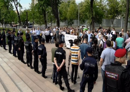 LIVE VIDEO. Protest in fata Parlamentului: "Ne adunam impotriva atacului miselesc asupra statului de drept si democratiei" LIVE VIDEO. Protest in fata Parlamentului: "Ne adunam impotriva atacului miselesc asupra statului de drept si democratiei"