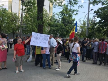 Zeci de oameni, la protest in fata Parlamentului, dupa ce deputatii au votat in prima lectura proiectul privind modificarea sistemului electoral: "Democratia este in pericol" - VIDEO Zeci de oameni, la protest in fata Parlamentului, dupa ce deputatii au votat in prima lectura proiectul privind modificarea sistemului electoral: "Democratia este in pericol" - VIDEO