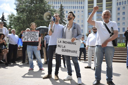 Protestul din fata Parlamentului intr-o GALERIE FOTO: Liderii PAS si PLDM, dar si interpretii Pasha Parfeni si Catalin Josan, printre manifestanti Protestul din fata Parlamentului intr-o GALERIE FOTO: Liderii PAS si PLDM, dar si interpretii Pasha Parfeni si Catalin Josan, printre manifestanti