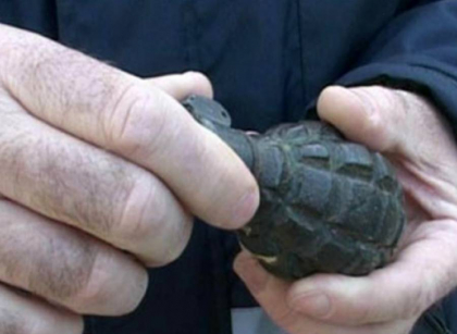 Doi tineri din capitala, in stare grava la spital dupa ce un necunoscut ar fi aruncat o grenada in statia de troleibuz in care se aflau