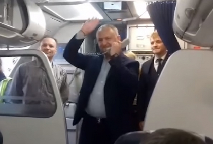 Sa se auda in difuzoare! Igor Dodon nu ezita sa-si faca simtita prezenta. Dupa ce la concertul din PMAN a facut baie de multime, azi le-a vorbit pasagerilor de pe cursa Chisinau-Moscova: "Sunt putin ragusit" - VIDEO