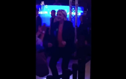 Marine Le Pen, filmata cand dansa intr-un club imediat dupa ce a pierdut alegerile prezidentiale din Franta. VIDEO Marine Le Pen, filmata cand dansa intr-un club imediat dupa ce a pierdut alegerile prezidentiale din Franta. VIDEO
