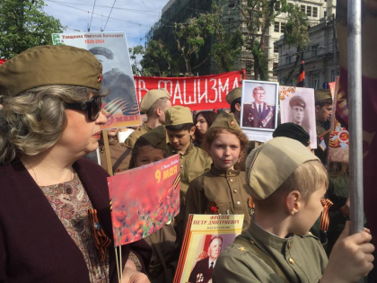 Cum marsaluiesc socialistii de Ziua Victoriei: cu masini de epoca, cantece sovietice si cu fotografiile buneilor in mana - GALERIE FOTO Cum marsaluiesc socialistii de Ziua Victoriei: cu masini de epoca, cantece sovietice si cu fotografiile buneilor in mana - GALERIE FOTO
