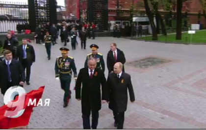Igor Dodon - singurul sef de stat strain prezent la parada de la Moscova? Merge alaturi de Putin salutand si dand mana cu oamenii din Piata Rosie - GALERIE FOTO Igor Dodon - singurul sef de stat strain prezent la parada de la Moscova? Merge alaturi de Putin salutand si dand mana cu oamenii din Piata Rosie - GALERIE FOTO