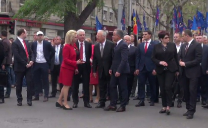 Pe locuri, fiti gata, start! Partidele se intrec la marsuri. PD, in frunte cu Plahotniuc a adunat un numar impresionant de oameni, iar PCRM si PSRM si-au scos masinile de epoca - GALERIE FOTO
