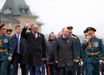 De emotii, presedintele Dodon a gresit in postarea sa de pe facebook scriind despre parada de la Moscova: la cateva minute a corectat totul. Galerie foto alaturi de Vladimir Putin