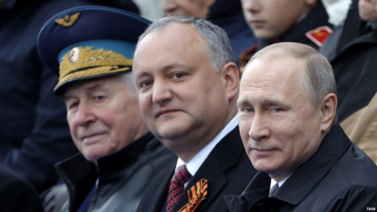 "Fara soare, dar cu Dodon" sau "17 ani de geopolitica geniala, iar in rezultat - Dodon. Viata este nedreapta". Ziua Victoriei, marcata in Rusia, ironizata pe retelele de socializare - Radio Europa Libera
