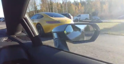 Mercedes-ul a venit la liniute cu 612 cai iar Lamborghini-ul cu...tractiunea. Cine a castigat - VIDEO 
