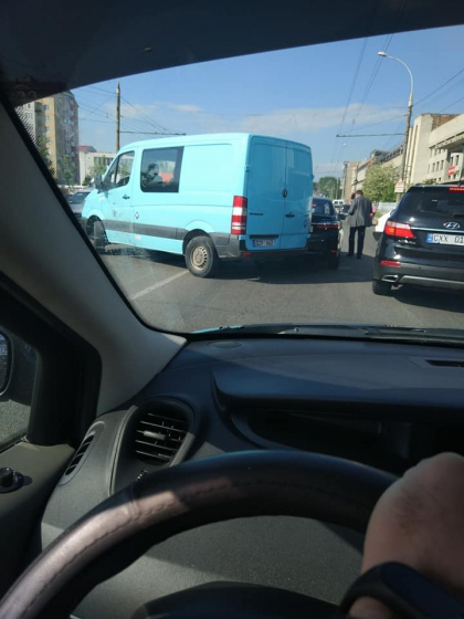 Evita aceasta strada daca nu vrei sa stai prins in trafic. Zeci de masini blocate in ambuteiaj din cauza unui accident - GALERIE FOTO Evita aceasta strada daca nu vrei sa stai prins in trafic. Zeci de masini blocate in ambuteiaj din cauza unui accident - GALERIE FOTO