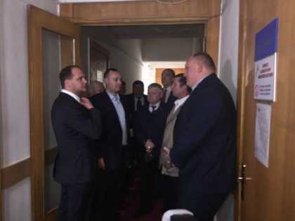 La judecatoria Buiucani are loc eliberarea listelor de semnaturi pentru referendumul privind demisia lui Chirtoaca - FOTO La judecatoria Buiucani are loc eliberarea listelor de semnaturi pentru referendumul privind demisia lui Chirtoaca - FOTO