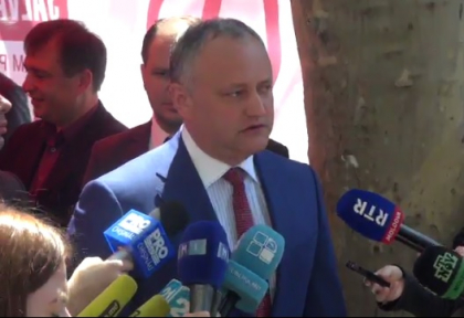 Presedintele Dodon - prima persoana care si-a pus semnatura pe listele socialistilor pentru organizarea referendumului de demitere a primarului Dorin Chirtoaca Presedintele Dodon - prima persoana care si-a pus semnatura pe listele socialistilor pentru organizarea referendumului de demitere a primarului Dorin Chirtoaca