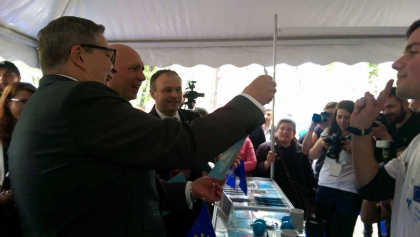 Toata UE a incaput, astazi, in gradina publica Stefan cel Mare. 
Cascaval frantuzesc, bere belgiana, dar si kebab turcesc, toate puteau fi gasita langa Aleea Clasicilor  Toata UE a incaput, astazi, in gradina publica Stefan cel Mare. 
Cascaval frantuzesc, bere belgiana, dar si kebab turcesc, toate puteau fi gasita langa Aleea Clasicilor