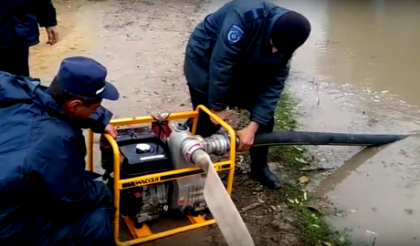 Ploaia abundenta a inundat mai multe localitati din intreaga tara. Salvatorii - in alerta: au deblocat 6 masini si 2 autobuze cu pasageri