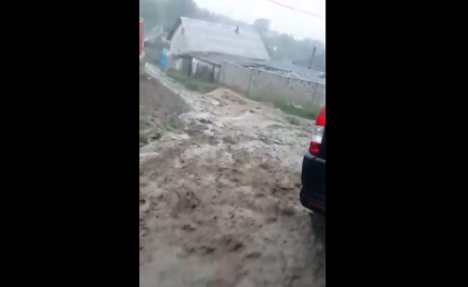 La Anenii Noi toarna cu galeata, iar apa curge siroaie, inundand mai multe gospodarii - VIDEO La Anenii Noi toarna cu galeata, iar apa curge siroaie, inundand mai multe gospodarii - VIDEO