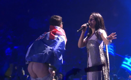 Moment uluitor. Un tanar s-a urcat pe scena in timp ce canta Jamala, castigatoarea Eurovisionului de anul trecut, si si-a dat pantalonii jos - FOTO Moment uluitor. Un tanar s-a urcat pe scena in timp ce canta Jamala, castigatoarea Eurovisionului de anul trecut, si si-a dat pantalonii jos - FOTO