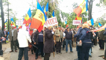 LIVE VIDEO. Protest in centrul capitalei. Maia Sandu: "Luam umbrelele si venim la protest, daca vrem ca in urmatorul parlament sa nu ajunga cei pe care ii vor numi Plahotniuc cu Dodon" - GALERIE FOTO