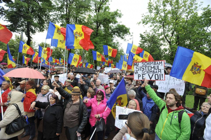 Nu vor modificarea sistemului electoral. Mii de oameni protesteaza in fata Parlamentului: "Nu schimbam sistemul, va schimbam pe voi" "Sa va fie frica, tara se ridica" - GALERIE FOTO
Nu vor modificarea sistemului electoral. Mii de oameni protesteaza in fata Parlamentului: "Nu schimbam sistemul, va schimbam pe voi" "Sa va fie frica, tara se ridica" - GALERIE FOTO