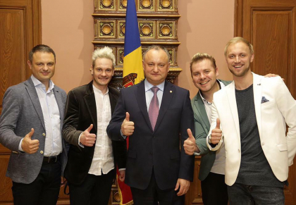 Dodon se lauda ca le va oferi distinctii de stat celor de la SunStroke Project: "Am fost alaturi de voi pana acum, va voi sustine si de acum incolo" Dodon se lauda ca le va oferi distinctii de stat celor de la SunStroke Project: "Am fost alaturi de voi pana acum, va voi sustine si de acum incolo"