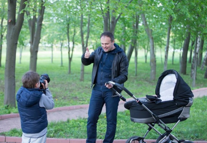 Presedintele Parlamentului... se da cu trotineta. Pozele in care apare Andrian Candu alaturi de sotia sa si cei trei copii ai lor - GALERIE FOTO