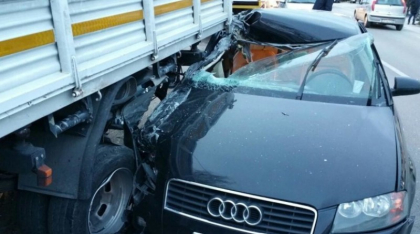 O moldoveanca stabilita in Italia, implicata intr-un grav accident in orasul Como: s-a izbit violent cu un Audi, iar soferul a ramas incarcerat intre fiarele masini - FOTO