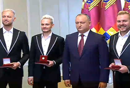 Baietii de la SunStroke Project si impresarul lor, decorati de presedintele tarii, Igor Dodon - GALERIE FOTO Baietii de la SunStroke Project si impresarul lor, decorati de presedintele tarii, Igor Dodon - GALERIE FOTO