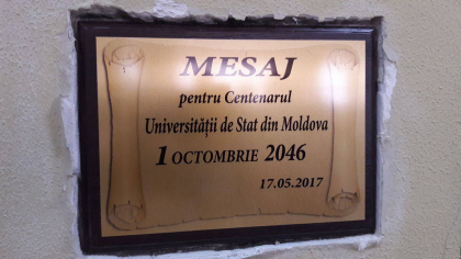 In acelasi loc, o alta capsula a timpului. Studentii de la USM au lasat si ei un mesaj care va fi deschis peste 30 de ani - GALERIE FOTO