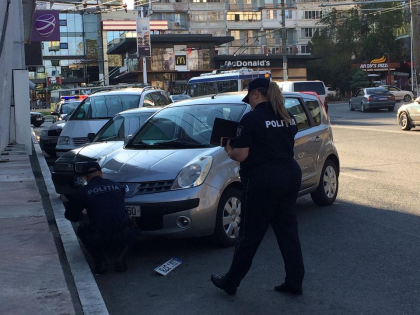 Soferii nu se invata minte si continua sa parcheze in preajma unui sens giratoriu din capitala. Acestia s-au ales cu amenzi si fara placute de inmatriculare - GALERIE FOTO