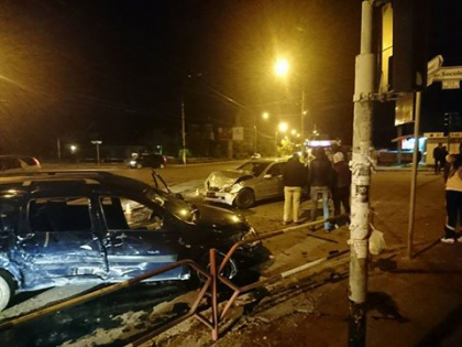 Grav accident azi noapte la o intersectie din capitala. Doi tineri au ajuns la spital dupa ce masina in care se aflau s-a izbit puternic cu un Mercedes - FOTO
