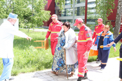 O femeie din Soldanesti de 320 de kilograme, transportata la spitalul Republican din capitala cu ajutorul SMURD-ului: "Ma sufocam, nu puteam dormi. Am dorinta, dar nu am tarie de caracter" - FOTO