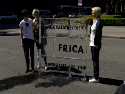 "Topim gheata discriminarii" - organizatorii campaniei "Fara frica" au adus in PMAN un cub de gheata pe care sunt gravate, potrivit lor, cele mai frecvente frici ale oamenilor
