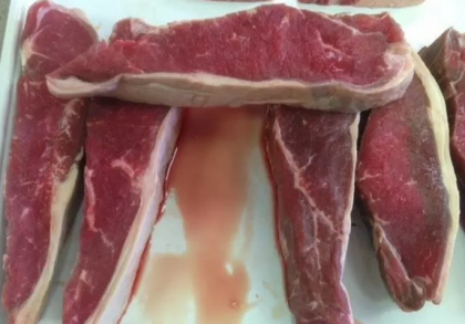 Lichidul rosiatic din carne nu este sange. Iata despre ce este vorba Lichidul rosiatic din carne nu este sange. Iata despre ce este vorba