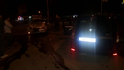 Imagini de la cumplitul accident de noaptea trecuta de la o intersectie din capitala: o persoana in stare grava, iar masinile - grav avariate - GALERIE FOTO