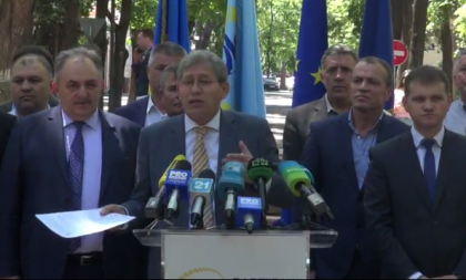 "Chirtoaca - la primarie, Dodon - la tomberon". Campania lansata de PL pentru sustinerea primarului capitalei dupa ce socialistii au inceput sa adune semnaturi pentru organizarea referendumului "Chirtoaca - la primarie, Dodon - la tomberon". Campania lansata de PL pentru sustinerea primarului capitalei dupa ce socialistii au inceput sa adune semnaturi pentru organizarea referendumului
