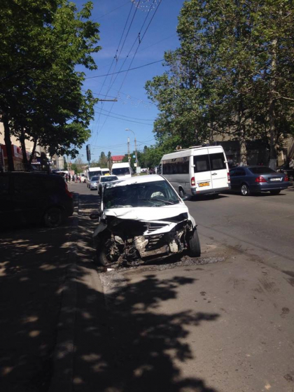Carambol pe o strada din capitala. Doua masina s-au ciocnit violent -
GALERIE FOTO Carambol pe o strada din capitala. Doua masina s-au ciocnit violent -
GALERIE FOTO