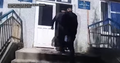 Cinci persoane, printre care doi medici, retinute de politisti fiind suspectati de vanzarea drogurilor. Ce au gasit oamenii legii in urma perchezitiilor - VIDEO