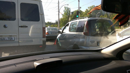 Se circula greu pe aceasta strada din cauza unui accident rutier: 3 masini ar fi fost implicate - FOTO Se circula greu pe aceasta strada din cauza unui accident rutier: 3 masini ar fi fost implicate - FOTO