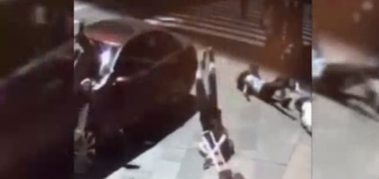 Scena de groaza. Camerele de supraveghere au filmat momentul accidentului teribil din Times Square, New York: trecatorii sunt purtati pe capota masinii si aruncati pe strada - VIDEO Scena de groaza. Camerele de supraveghere au filmat momentul accidentului teribil din Times Square, New York: trecatorii sunt purtati pe capota masinii si aruncati pe strada - VIDEO