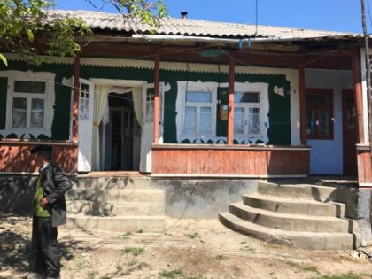 Casa in care a fost gasita fara suflare familia din Calarasi: cei doi copii au fost gasiti pe pat intr-o camera, iar sotia acestuia - in alta - GALERIE FOTO