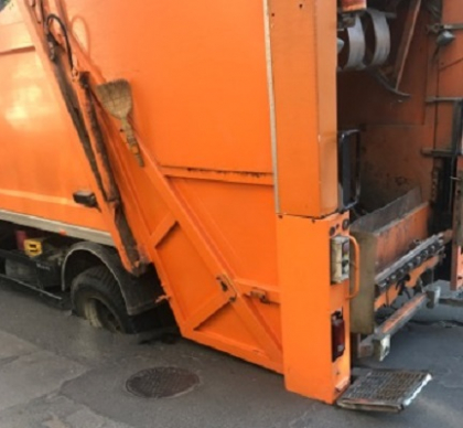 Asfaltul a cedat. O autospeciala a ramas cu roata intr-o gaura, dupa ce asfaltul s-a surpat pe o strada din centrul capitalei - FOTO