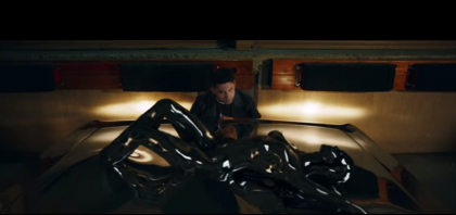 Scene spectaculoase in cel mai nou videoclip al lui Dan Balan: o femeie argintie iese din capota unei masini - VIDEO Scene spectaculoase in cel mai nou videoclip al lui Dan Balan: o femeie argintie iese din capota unei masini - VIDEO
