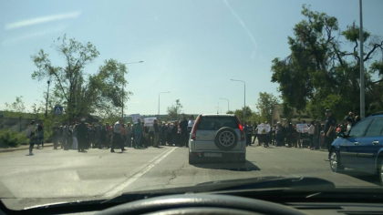Protest la Sangera. Zeci de oameni au iesit in strada si au blocat soseaua: "Primarul ne-a furat, ne-a tradat!" - GALERIE FOTO