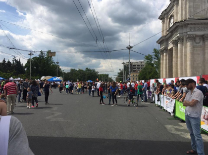 Sute de oameni la competitia "Olympic Fest" din Piata Marii Adunari Nationale. Bulevardul Stefan cel Mare, blocat - FOTO Sute de oameni la competitia "Olympic Fest" din Piata Marii Adunari Nationale. Bulevardul Stefan cel Mare, blocat - FOTO