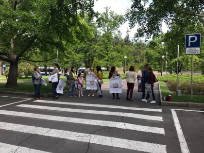 Mai multe mamici, nemultumite de cele 42 de zile de vacanta la gradinte - la protest in capitala: "V-am adus si ultimii banuti, va rugam sa nu inchideti gradinitele" - FOTO