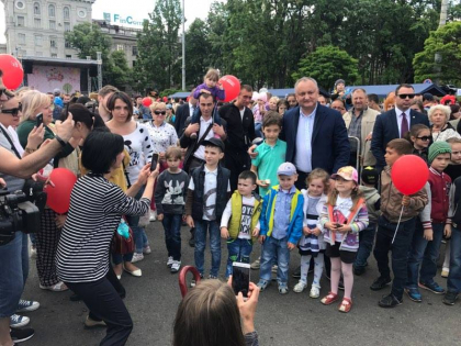 Mai multi preoti au oficiat o slujba si spun ca sunt impotriva marsurilor minoritatilor sexuale. Zeci de oameni, cu baloane rosii, in PMAN la manifestatia anuntata de Dodon - GALERIE FOTO