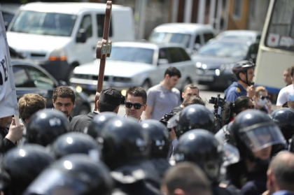 Comunitatea religioasa si comunitatea LGBT - in imagini: s-au cantat cantece bisericesti si s-a aruncat cu oua - GALERIE FOTO
