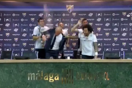 "Campeones! Campeones!" Real Madrid e noua campioana a Spaniei. Zidane, atacat cu sampanie de jucatori la conferinta! Zeci de mii de oameni pe strazi! VIDEO "Campeones! Campeones!" Real Madrid e noua campioana a Spaniei. Zidane, atacat cu sampanie de jucatori la conferinta! Zeci de mii de oameni pe strazi! VIDEO