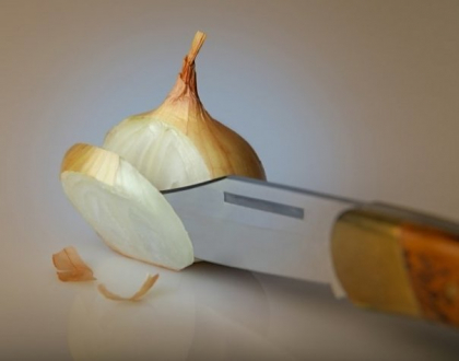 Cum sa toci ceapa fara sa-ti miroasa mainile? Trucul pe care trebuie sa il stie orice femeie Cum sa toci ceapa fara sa-ti miroasa mainile? Trucul pe care trebuie sa il stie orice femeie
