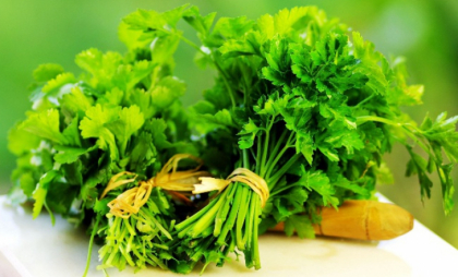 Patrunjelul si beneficiile sale pentru sanatate. Suc, salata sau vin Patrunjelul si beneficiile sale pentru sanatate. Suc, salata sau vin